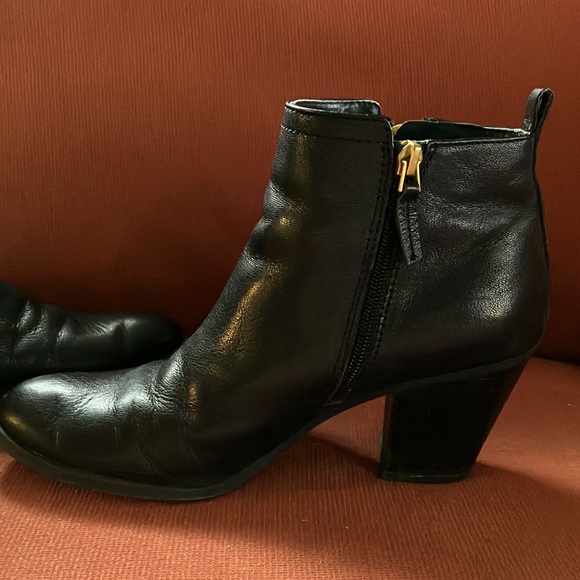 Black leather boots with gold zipper detail - Picture 2 of 6